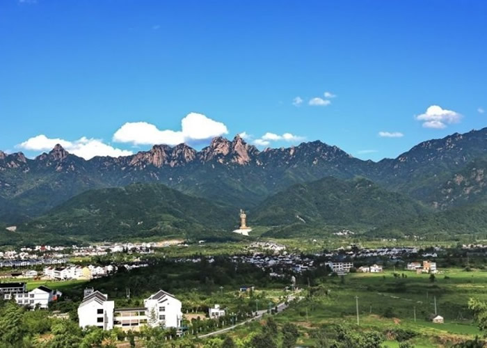 九华山意为九座壮丽的山峰。