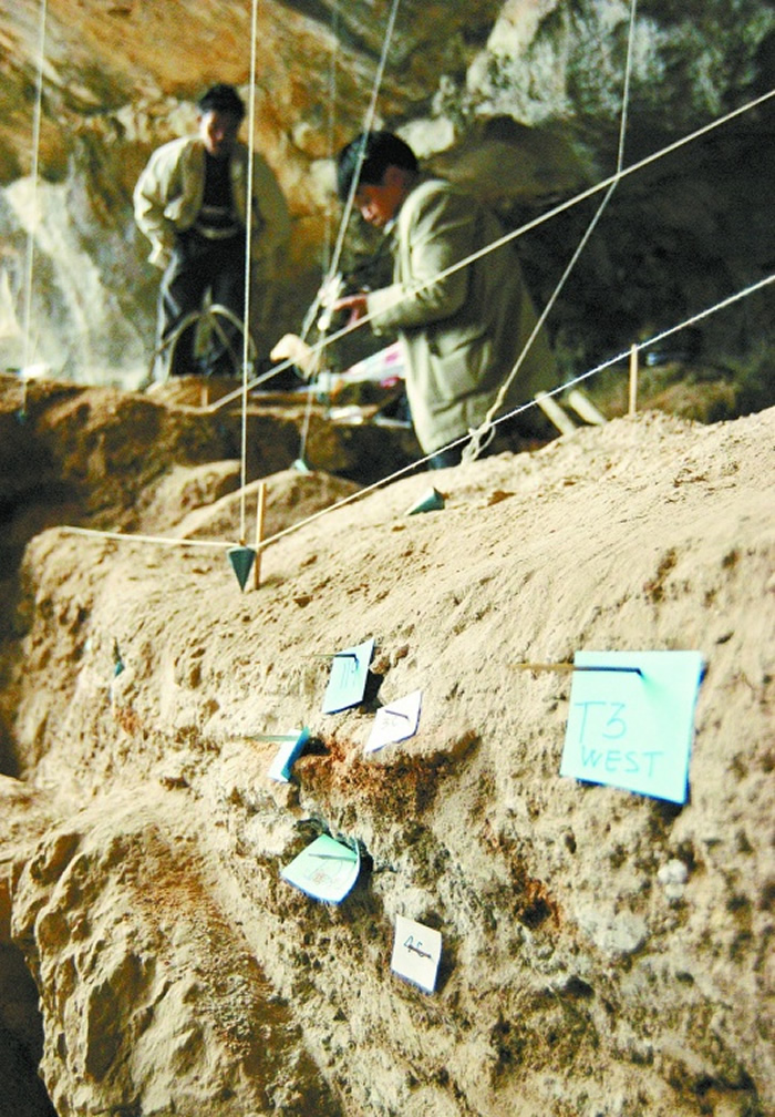 2004年，道县玉蟾岩，中美联合考古队在发掘工作中采用了当时具有国际先进水平的定位方法。