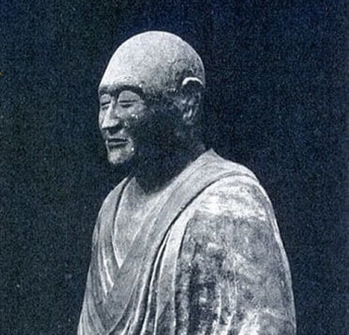 鉴真曾多次东渡赴日，其石刻雕像被安放于日本奈良的寺庙。
