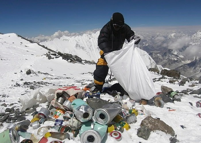 尼泊尔组织清洁队登世界最高峰珠穆朗玛峰清理垃圾 首两周已收集逾3公吨