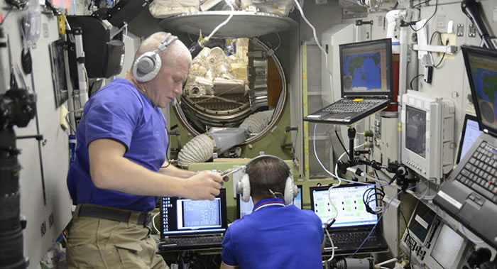 俄罗斯宇航员帕维尔·维诺格拉多夫讲述美国“龙-2”飞船抵达后国际空间站出现强烈酒味的原因