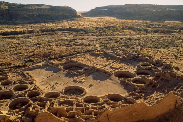 美国新墨西哥州这座被称作普韦布洛波尼托（Pueblo Bonito）的建筑遗址延伸出650间房间，公元1200年至800年间，它曾经位处查科峡谷（Chaco C