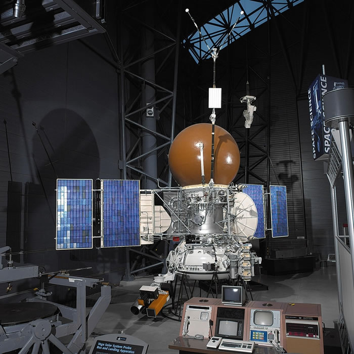维加号登陆器的宇宙飞船主体和登陆装置的工程模型，位于维吉尼亚州的史蒂文史蒂文． 乌德沃尔哈齐中心（Steven F. Udvar-Hazy Center）。 该