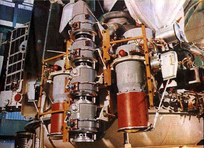 此图和上图为维加1号和2号的登陆艇，其设计是源自金星号的概念。 金星号是苏联的探测器，送回了第一批──也是绝无仅有的一批──金星表面照片。 PHOTOGRAPH