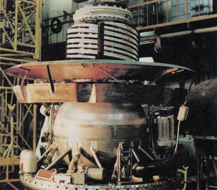 此图和上图为维加1号和2号的登陆艇，其设计是源自金星号的概念。 金星号是苏联的探测器，送回了第一批──也是绝无仅有的一批──金星表面照片。 PHOTOGRAPH