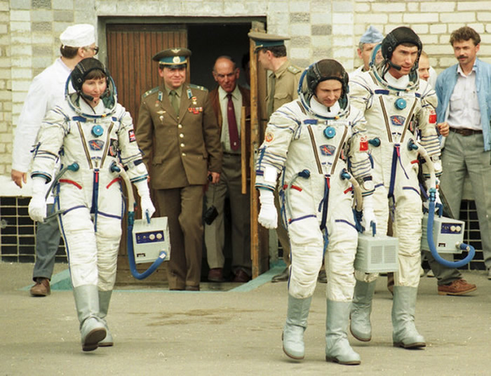 1991年联盟TM-12号任务组员，由左至又分别为英国女太空人沙曼，任务指挥官阿尔采巴尔斯基，以及航天工程师克里卡廖夫。