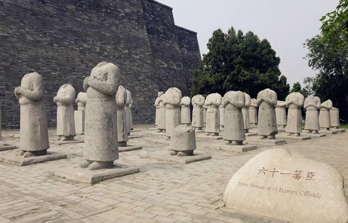 据考证，无头石像原型均为唐朝贞观年间归顺大唐的蕃王。