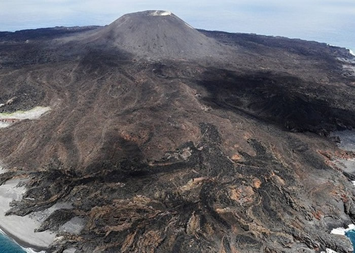 西之岛近年火山活动活跃。