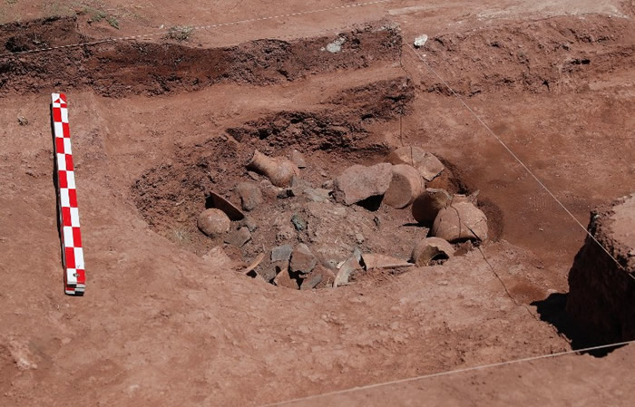 玻利维亚蒂亚纳库遗址发现1400年历史小船形的陪葬品