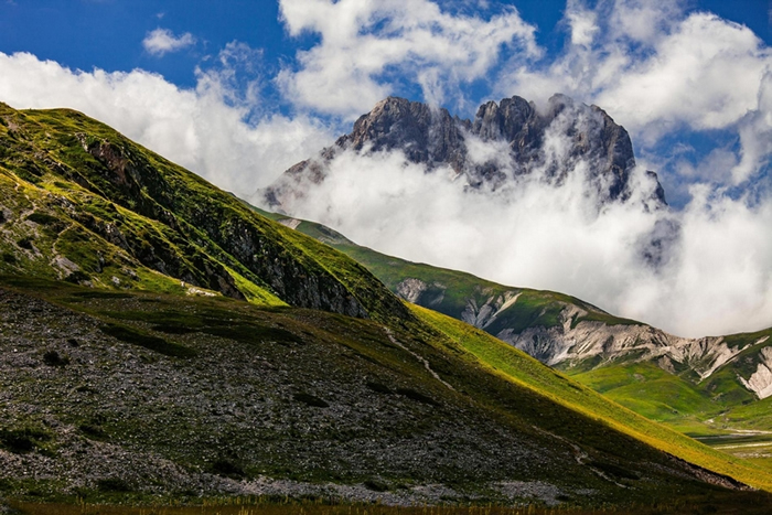 大科尔诺峰（Corno Grande）矗立在白云之间，是亚平宁山脉（Apennine Mountains）的最高峰。 对于地壳构造的调查显示，位在意大利中部的亚