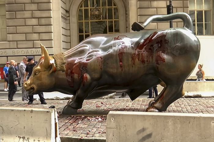 纽约华尔街金融牛被泼上红油。