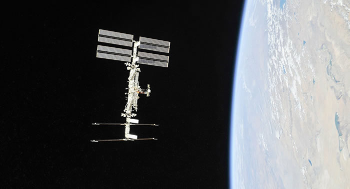 NASA宇航员安德鲁∙摩根和克里斯蒂娜∙库克出舱来到国际空间站外执行更换电池任务