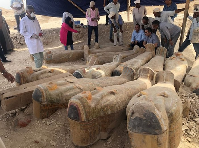 考古学家在埃及卢克索附近发现至少20具古埃及木棺