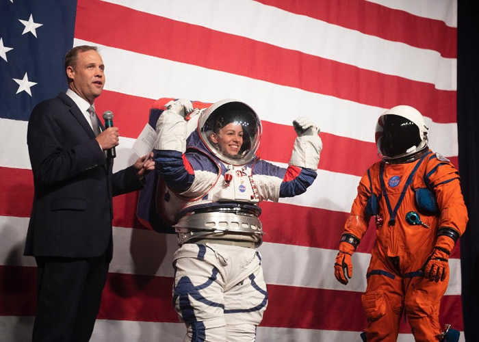 NASA展示最新宇航服xEMU。戴维斯（中）亲身穿着。