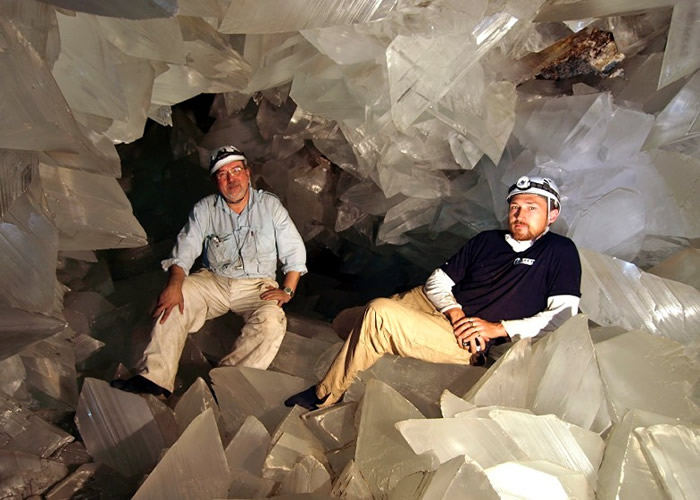 加西亚-鲁伊斯（左）领导团队研究普尔皮巨型晶洞。