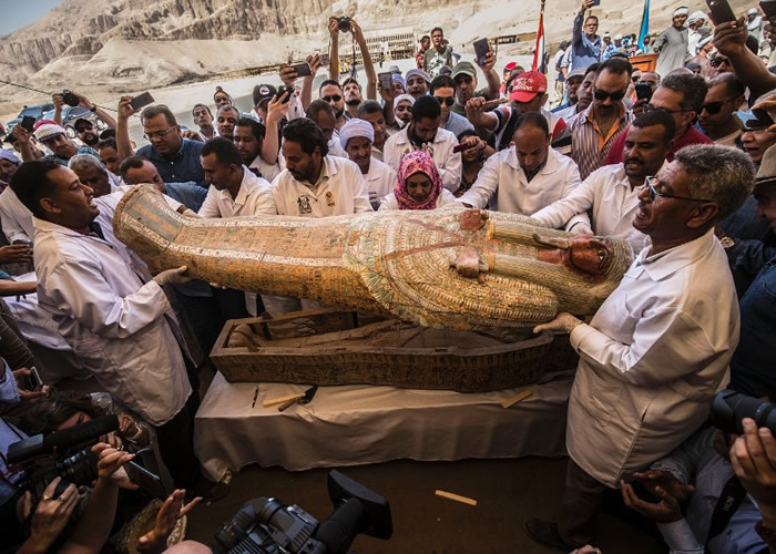 埃及文物部在尼罗河西岸城市乐蜀出土30个千年木棺 开棺揭木乃伊保存良好