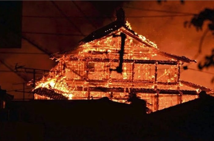 日本冲绳县那霸市的世界文化遗产“首里城”今(31)日凌晨发生大火