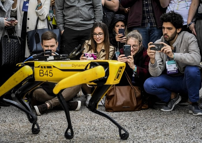“并非恶魔不是武器”！美国波士顿动力公司明年夏天交付1000只Spot机器狗