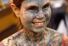 世界上纹身最多的女性，朱莉亚·吉娜斯全身竟占95%