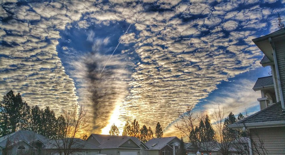 2月18日，美国华盛顿州斯波坎市居民在天空拍摄到美丽的穿洞云。