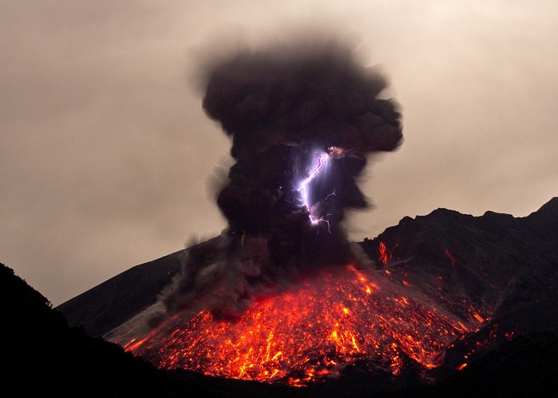 施格拉勇闯樱岛火山，拍摄爆发的惊险一刻。