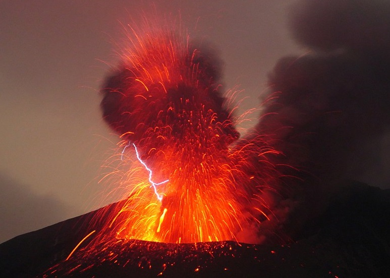 火山爆发时产生犹如闪电一样的光影。