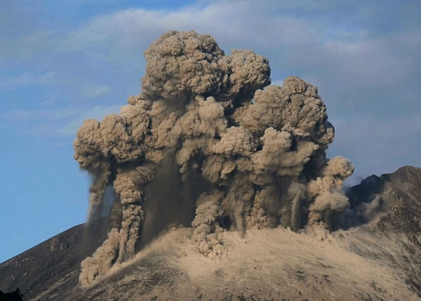 樱岛火山自1955年开始经常爆发，对鹿儿岛居民构成重大威胁。