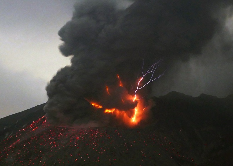 火山爆发时冒出火光，并产生震耳欲聋的声响。