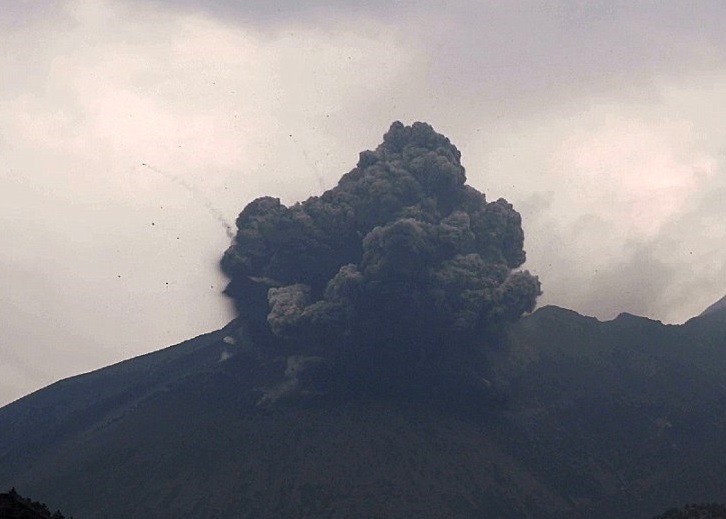 火山爆炸后浓烟密布