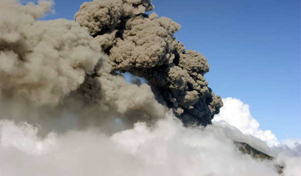 哥斯达黎加中部的阿尔瓦火山（Turrialba Volcano）开始新一轮喷发