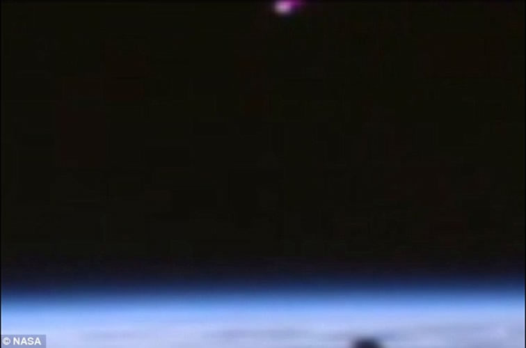 又一架UFO出现在国际空间站(ISS)附近
