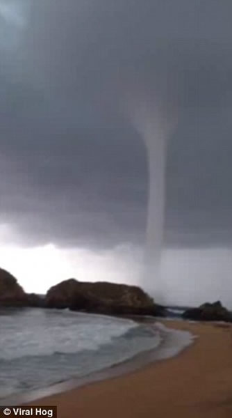 巨型海上龙卷风袭击墨西哥海滩