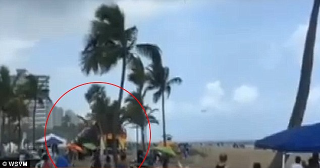 巨型海上龙卷风袭击墨西哥海滩