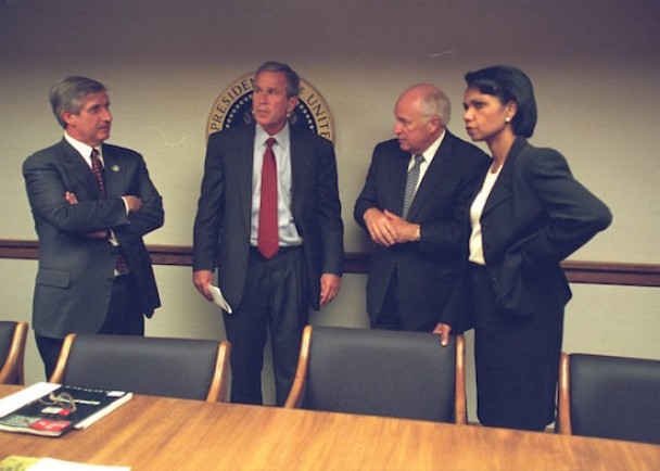 美国前总统乔治?布殊（左二）在911后，与内阁官员商讨对策。