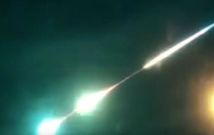 视频中显示，发着蓝绿色光芒的物体在俄罗斯西南方Zabaykalsky Krai村夜空出现。
