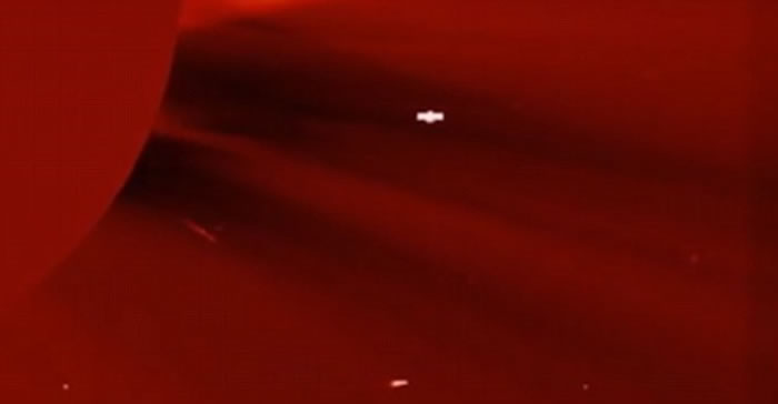 UFO猎人称从美国宇航局发布的图片中发现有翼外星飞船掠过太阳