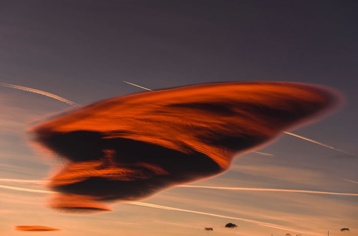 马其顿盖夫盖利亚天空出现罕见的形状似飞碟的荚状云