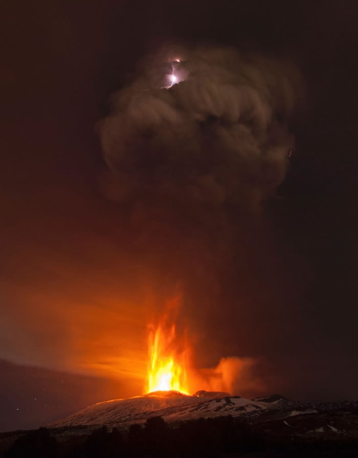 火山喷发碰上闪电