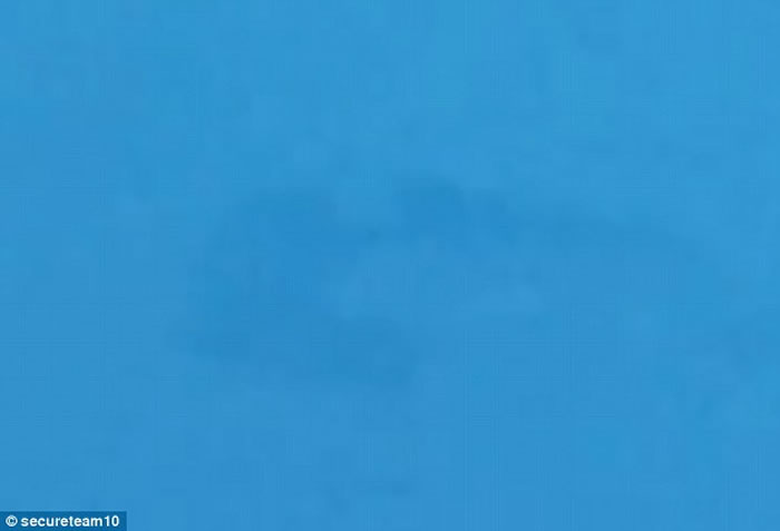 如图所示，这是古提瑞兹用手机相机拍摄的图片，尽管图像十分模糊，他认为天空中存在着一个黑色UFO。