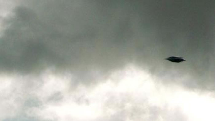 英国布里斯托尔女子沙滩散步拍下神秘飞行物