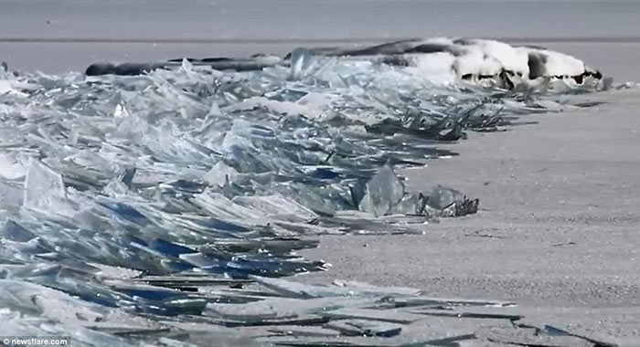 美国摄影师Dawn LaPointe在北美最大淡水湖苏必利尔湖用视频记录到“堆积冰”奇观