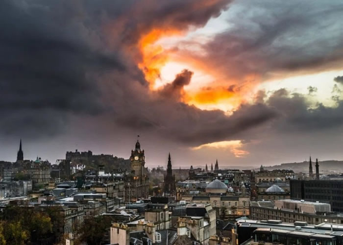 英国爱丁堡天空出现奇特景象：云团就像一条呼啸巨龙