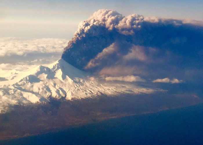 火山大规模爆发，火山灰直冲上天。