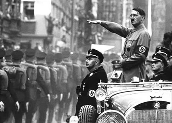 希特勒（右，站立者）曾下令制作原子弹。