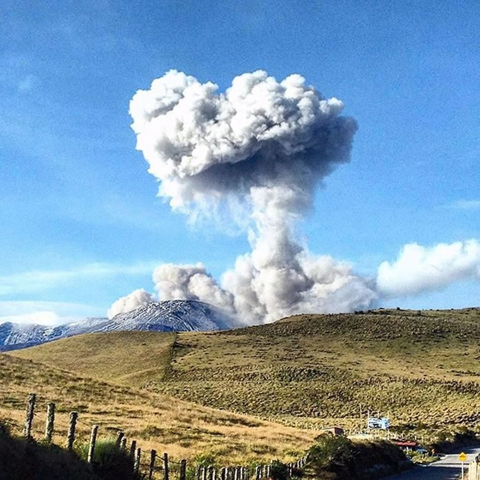 哥伦比亚西部的内瓦多德鲁伊斯火山（Nevado del Ruiz)喷发