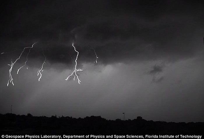 美国物理学家用高速摄影机在澳洲拍下闪电击落地面过程