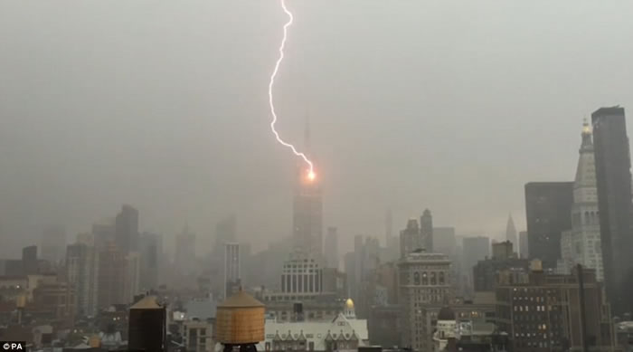 美国记者手机拍下闪电击中纽约帝国大厦