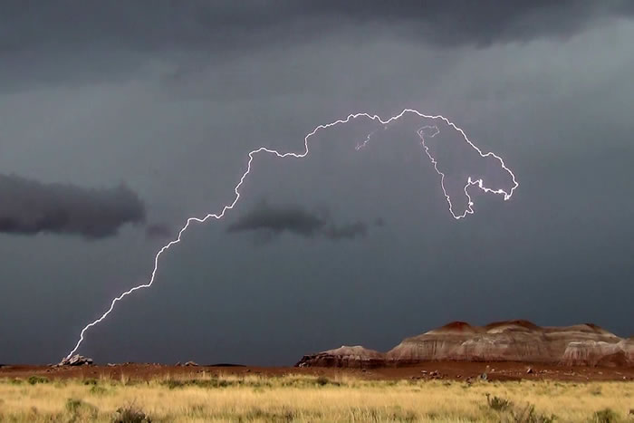 美国亚利桑那州国家公园上空出现暴龙型闪电