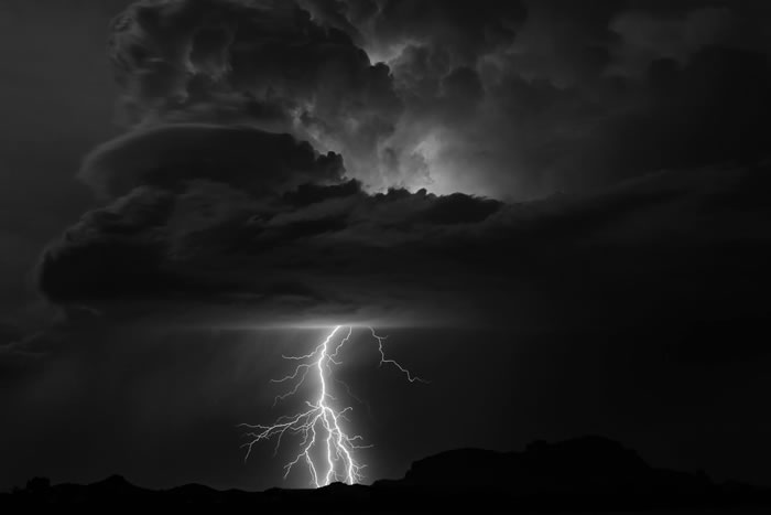 世界气象组织列出“史上最长闪电”纪录：美国321公里长闪电和法国持续7.74秒闪电