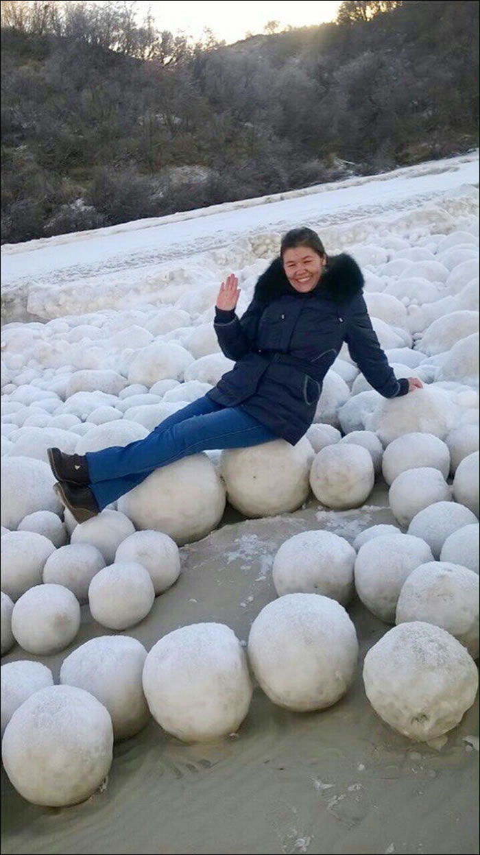 俄罗斯西伯利亚地区突然出现一大批神秘圆形雪球